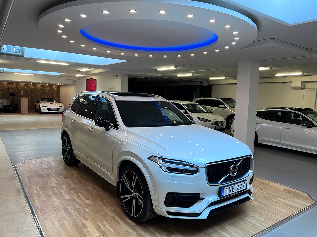 Volvo XC90 Recharge T8 AWD R-Design,  7-sits 22″ Sommarhjul