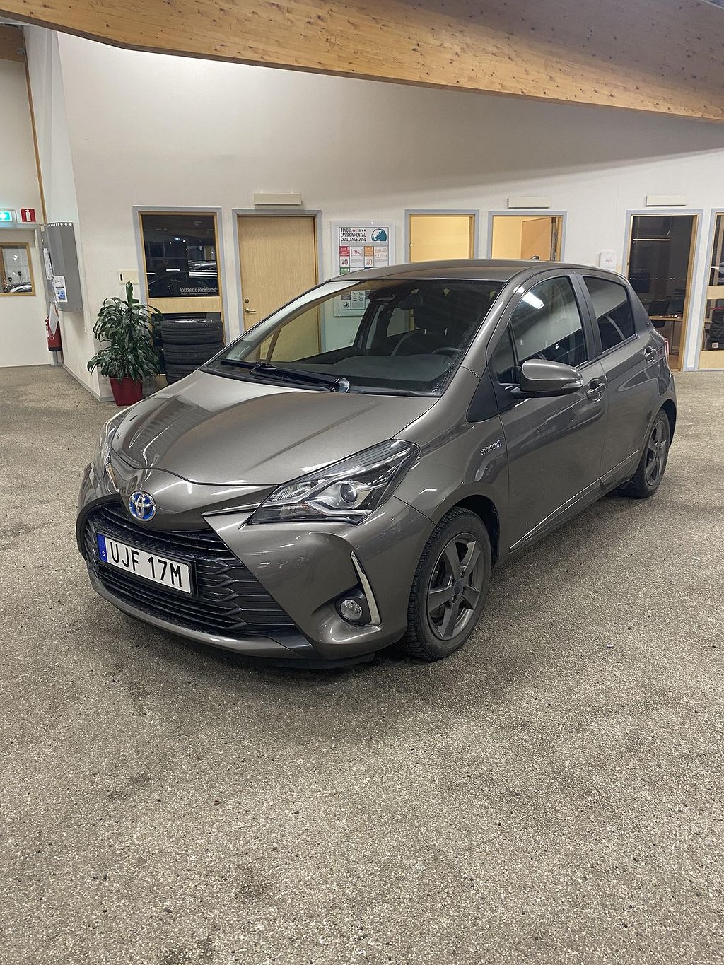 Toyota Yaris Hybrid 101hk e-CVT Y20 | Vinterhjul | Motorvärmare